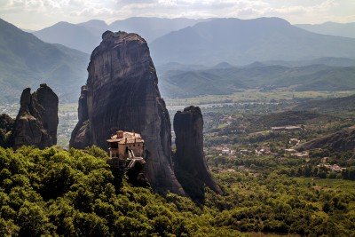 METEORA... GÖKTE ASILI DURAN MANASTIRLAR...