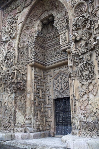 HEYKELLERLE SÜSLÜ İSLAMİ ESER; DİVRİĞİ ULUCAMİ VE DAR-ÜL ŞİFASI